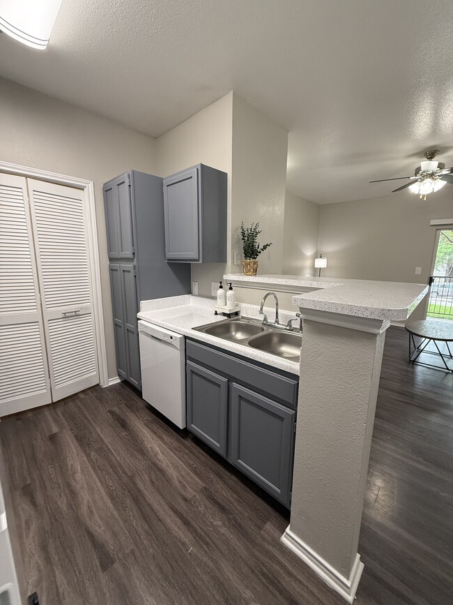 Building Photo - Bellwood Apartments