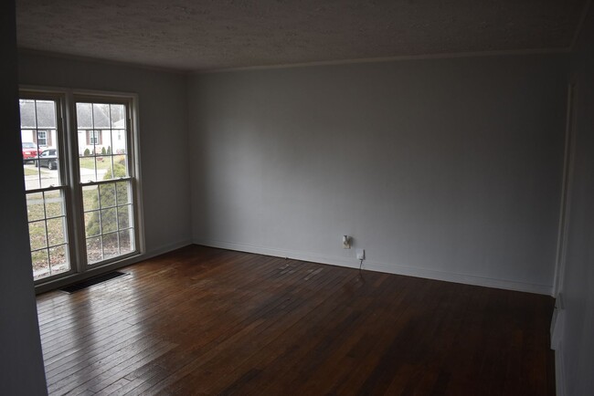 Building Photo - Charming 2 Bed, 1 Bath Gem: Your Dream Hom...