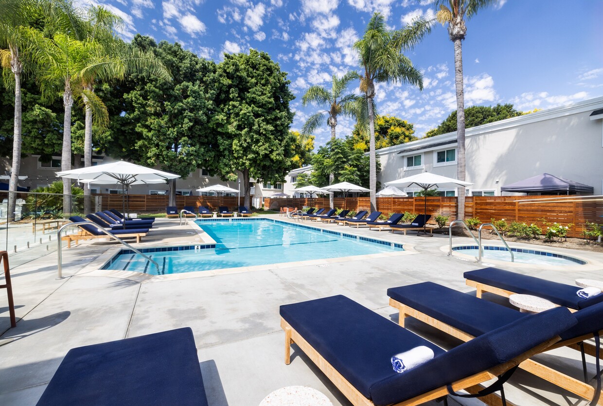 Piscina estilo resort | Apartamentos en Huntington Beach, CA | The Breakwater Apartments - The Breakwater