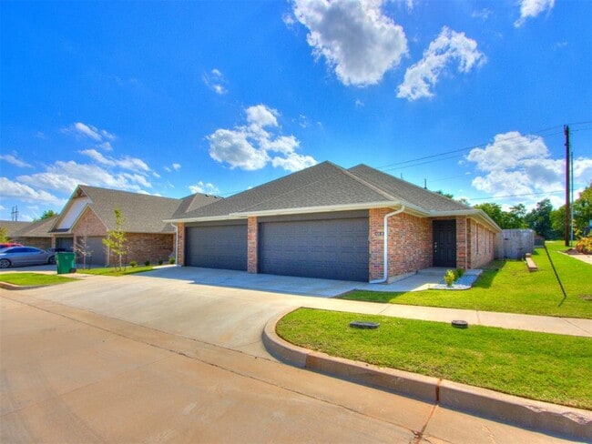 Building Photo - 621 Maleah Pl