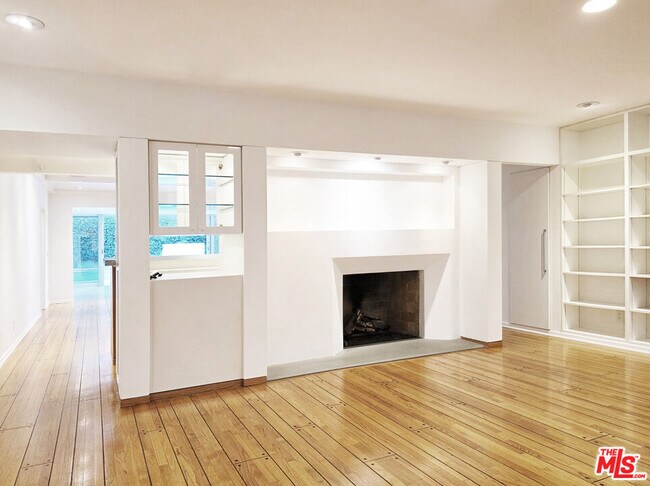 Foto del edificio - 4031 Hollyline Ave