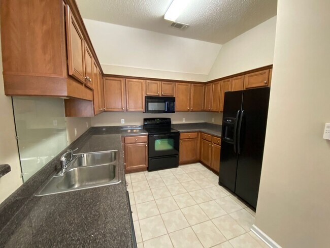 Foto del edificio - ADORABLE TWO STORY HOME IN GREAT LOCATION!