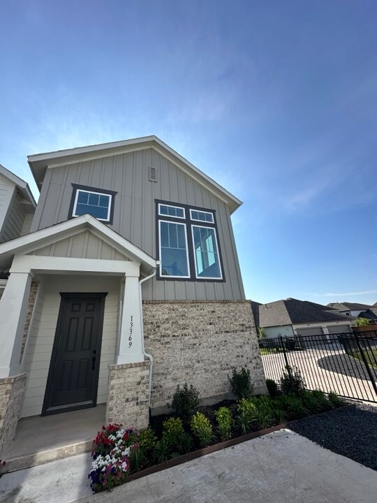 Foto del edificio - 13369 Hedgebrook Pl