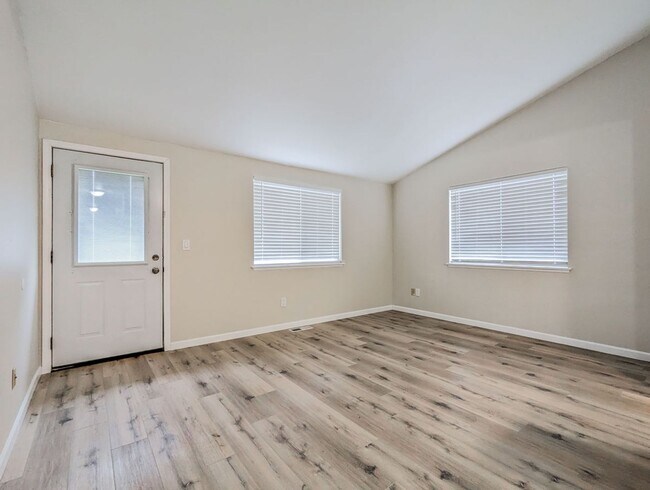 Foto del edificio - Move in Ready 3bd/2.5bth Townhome in great central location!