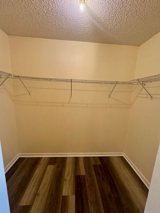 Building Photo - "Discover Comfort: Spacious 3-Bedroom, 2-B...