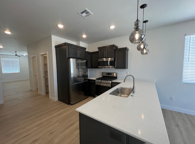 Building Photo - 1060 W Province Way