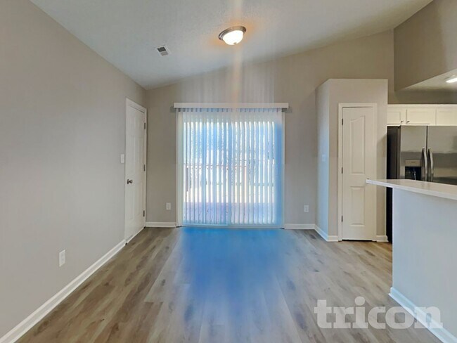 Foto del edificio - 15228 Pangborn Pl