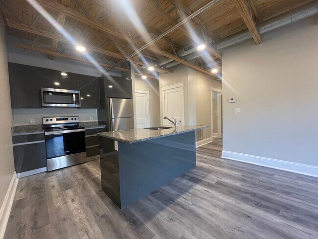 Building Photo - 330-350 Pleasant St. Unit 208