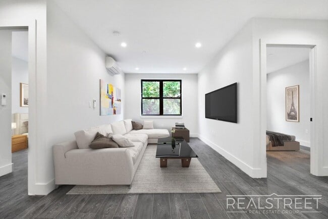 Foto del edificio - NO FEE! Grand Spacious 2 Bed in Prime Crown Heights