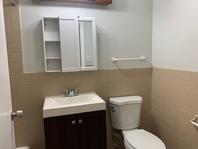 Foto del edificio - 8836 N Western Ave