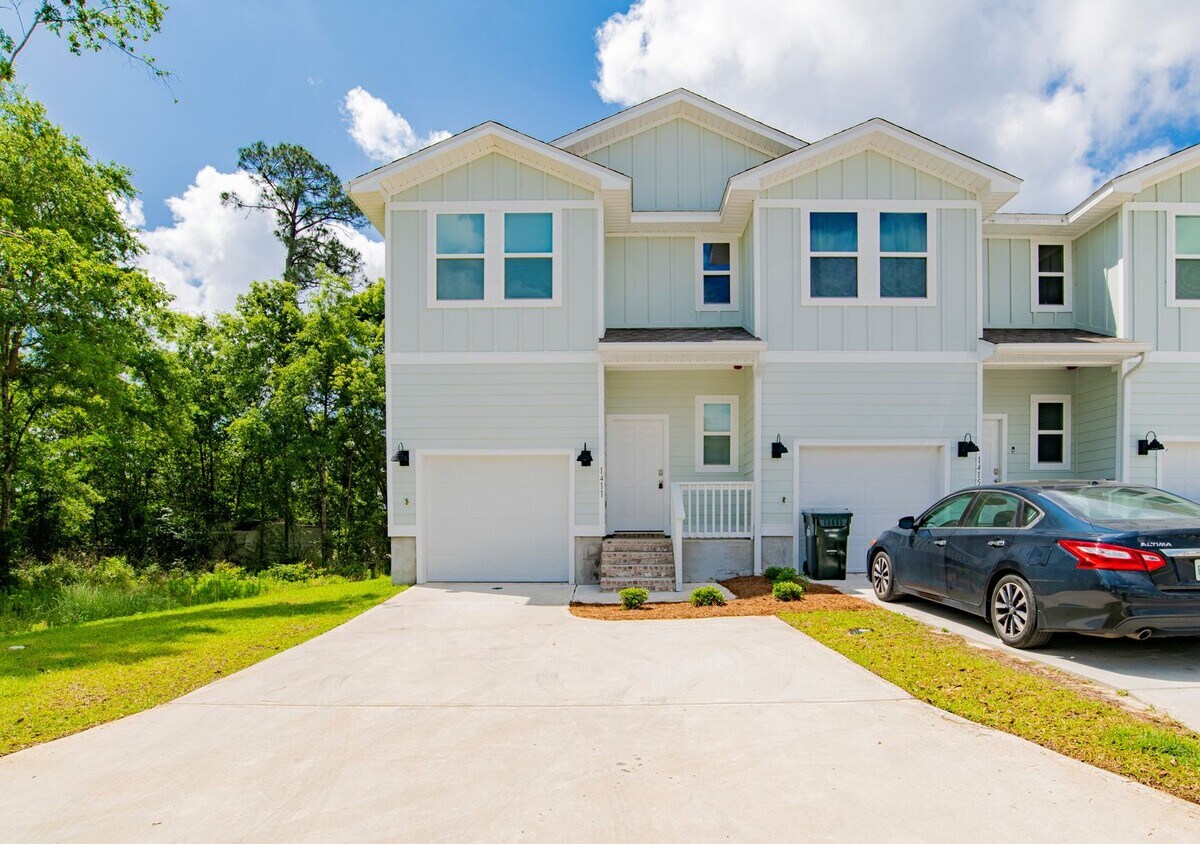 Primary Photo - Modern Townhome with Community Pool