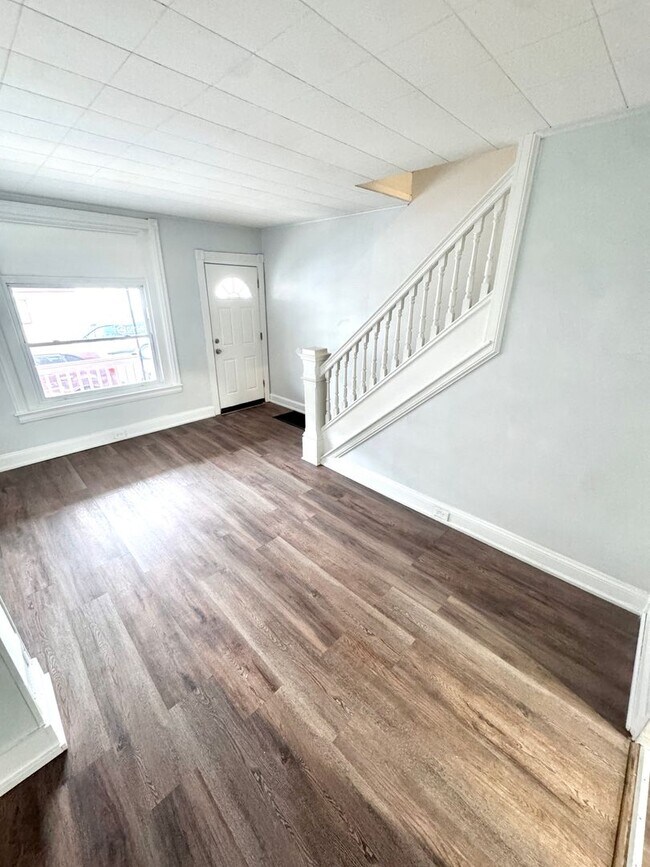 Foto del edificio - THREE Bedroom/ONE Bath Row Home