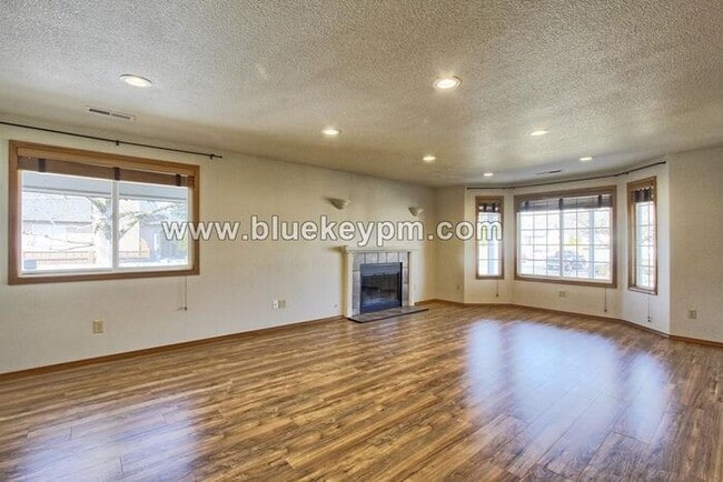 Building Photo - 3 Bed, 2 Bath Home in Orchards Welcomes La...