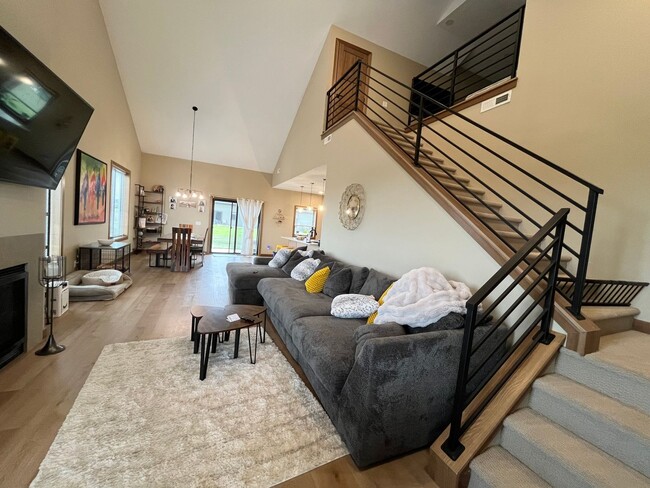 Building Photo - 5548 W Colonial Ct
