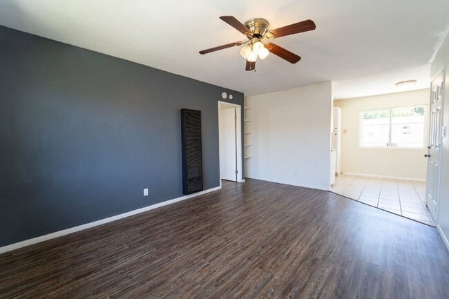 Foto del edificio - Lakeside Gem- Upstairs 1 Bed w/all amenities. A must see, Don't Wait!- Ready Now!