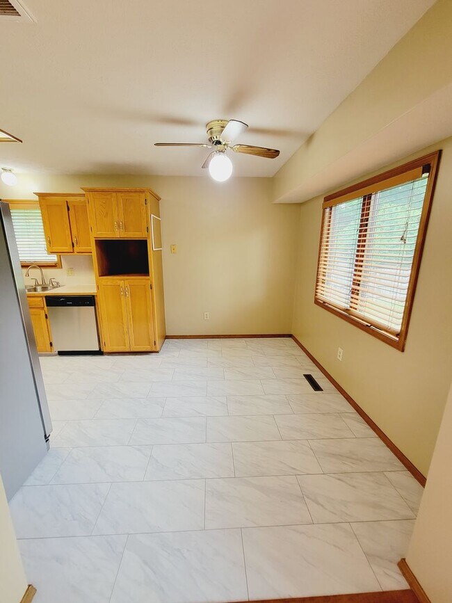 Building Photo - Located on a Quite Cul-de-sac w/ Coffer Ce...