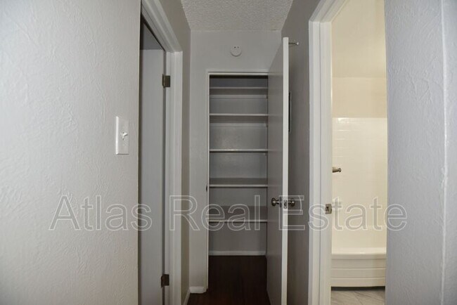 Building Photo - 1420 N Moline St