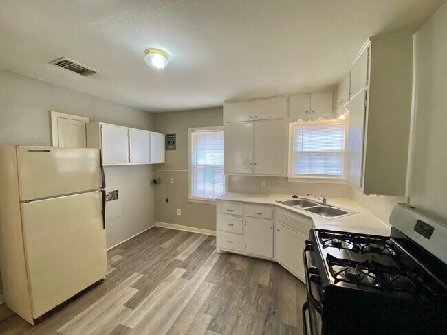 Foto del edificio - Updated 2 Bedroom Home Ready Now!