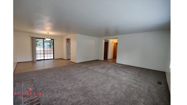 Foto del edificio - Great 3 bedroom rambler, Newer carpet, Lar...