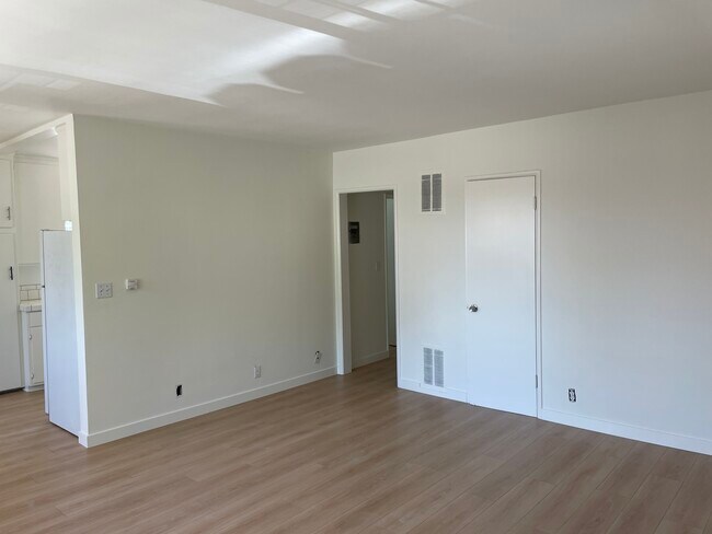 Building Photo - 907 N Gardner St
