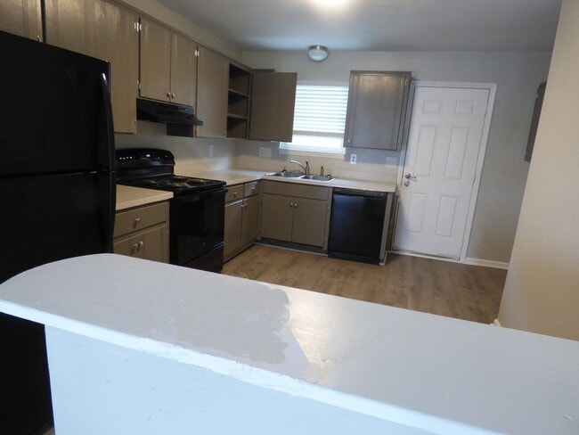 Building Photo - 1166 Meadowview Dr