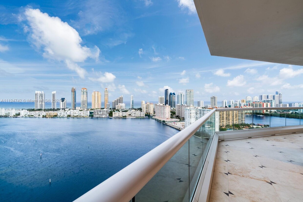 Foto principal - 2600 E Island Blvd