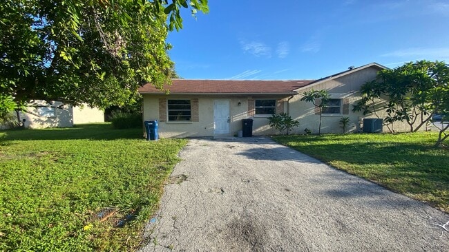 Foto del edificio - Beautifully Renovated 3/2 Villa in West Br...