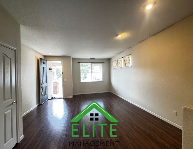 Building Photo - **Spacious 4-Bedroom Single-Story Home in ...