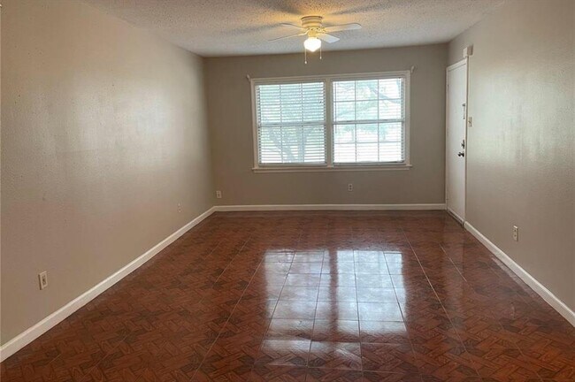 Foto del edificio - 11605 Chimney Rock Rd