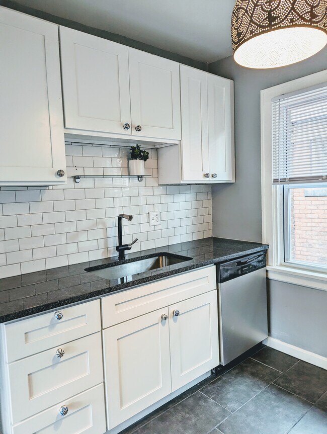 Foto del edificio - 1642 Hazelwood Ave