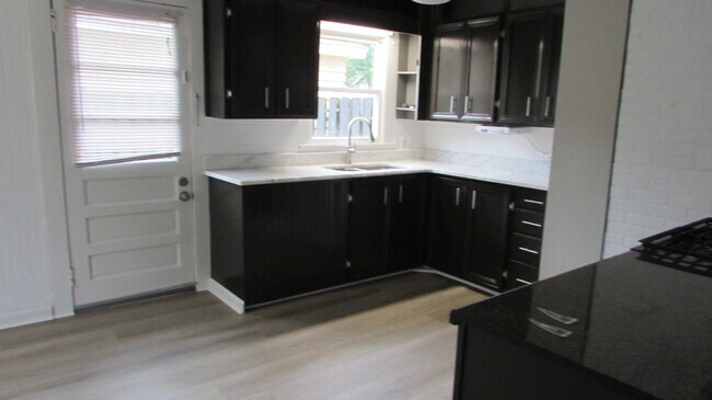 Building Photo - NEWLY REMODELED 3 BEDROOM 2 BATH