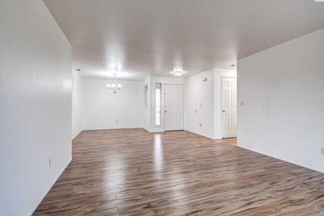 Building Photo - Nice Home!