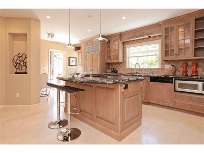 Building Photo - Gorgeous 4 Bed, 3 Bath Home in Desirable C...