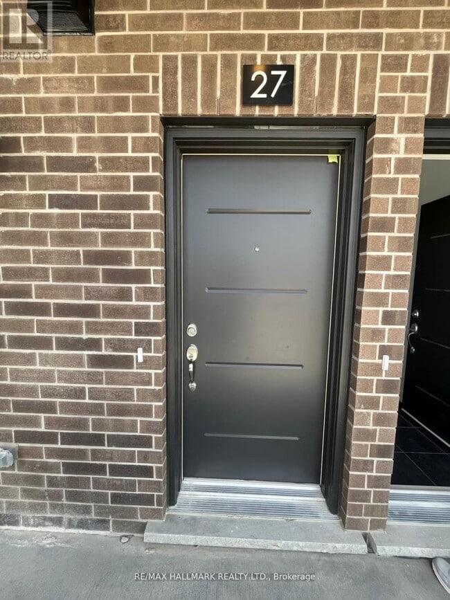 Building Photo - 940 St David St N