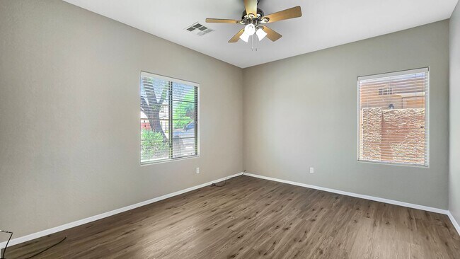 Foto del edificio - Gorgeous Home with Master Bedroom Downstairs!