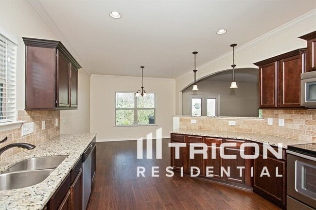 Building Photo - 5004 Geranium Dr