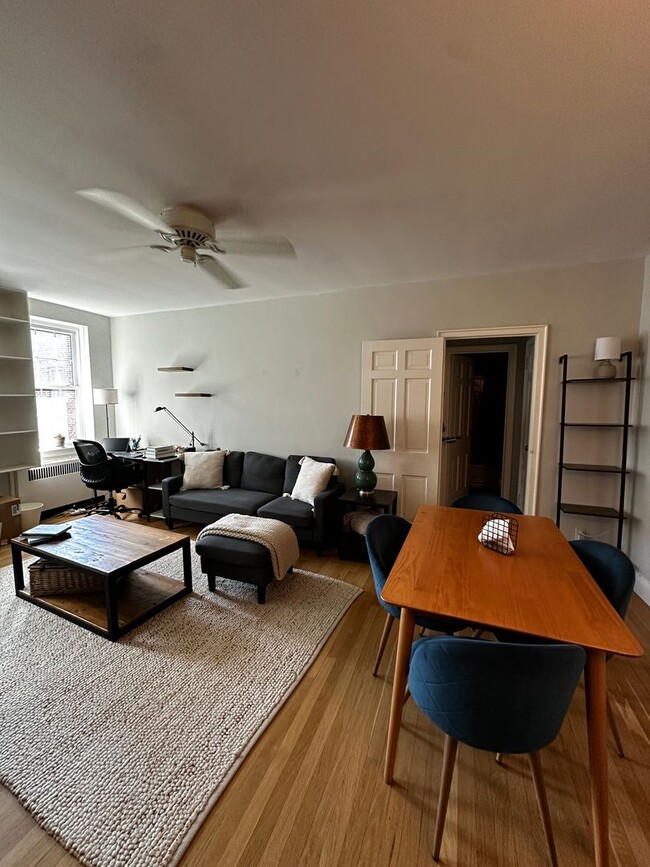 Foto del edificio - Bright & Spacious 1-Bedroom Top-Floor Apar...
