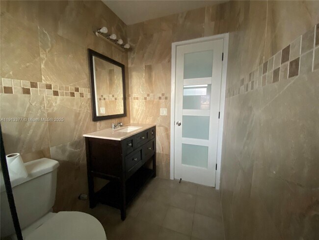 Foto del edificio - 1730 Madison St