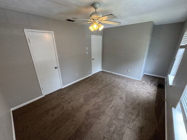 Building Photo - Beautiful 3 Bedroom Townhouse!