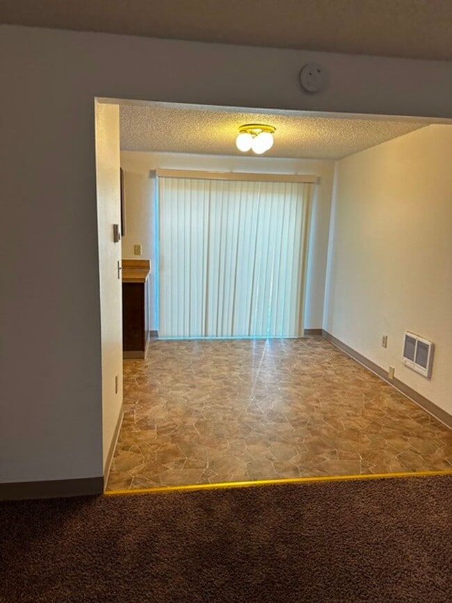 Building Photo - Middle unit in 8-plex complex