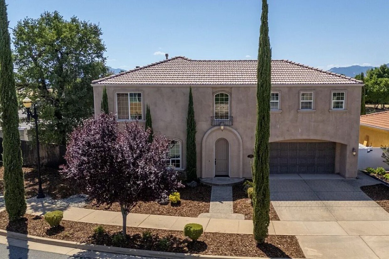 Foto principal - Upscale Modern 4 Bed | 2.5 Bath – Yard Mai...