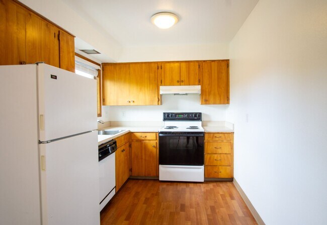 Foto del edificio - Top-Floor Two-Bedroom with Balcony & Parking!