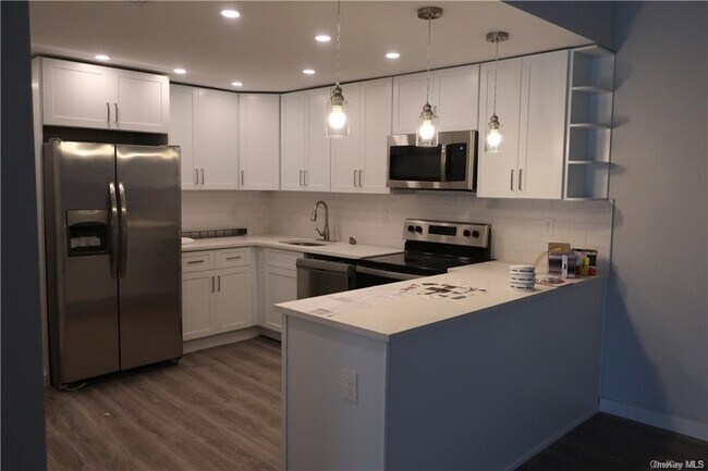 Foto del edificio - 576 Lakes Rd