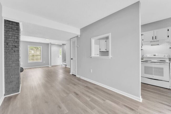 Foto del edificio - *NEWLY RENOVATED* 3 Bedroom Townhouse in Downtown Spartanburg