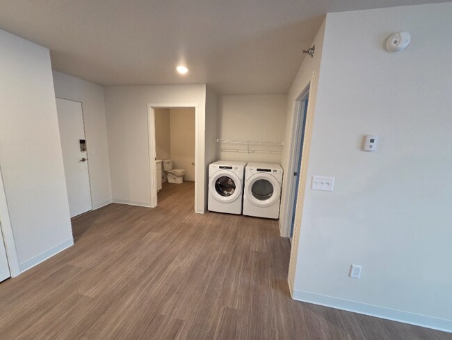 Foto del edificio - 211 1st Ave NW