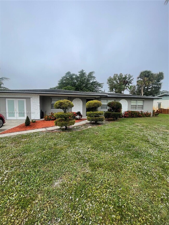 Building Photo - 706 SE Alamanda Way