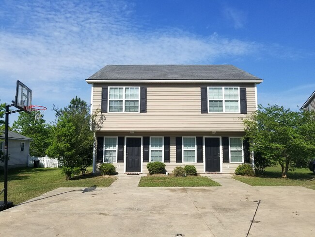 Building Photo - 2717 Pineview Dr