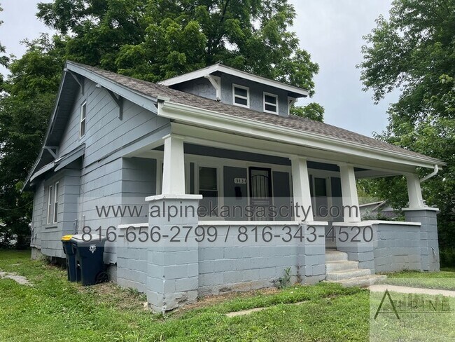 Building Photo - Spacious Upstairs Loft with Bathroom!