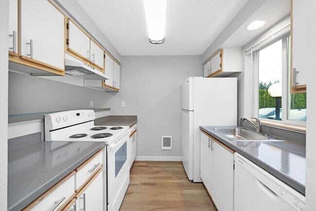 Building Photo - INCREDIBLE 2-bed/1.5bath Town House! Get i...