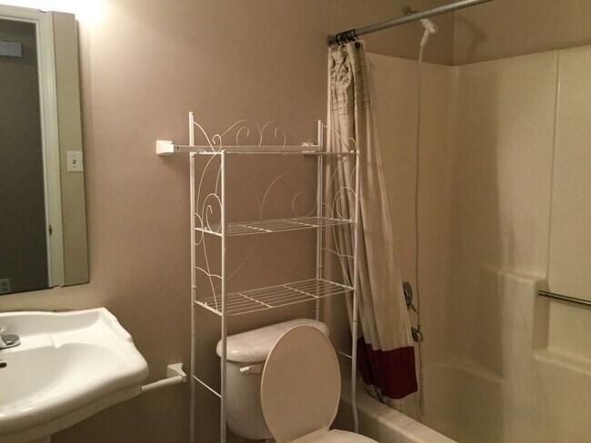 Building Photo - Carolina Pines Home in a Cul-de-Sac